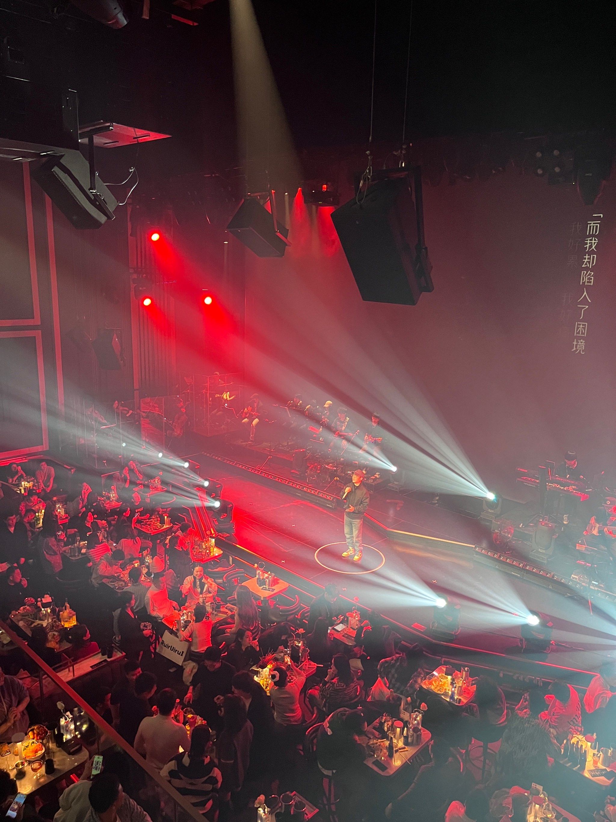 存在
每一次来这里都是大为震撼
歌手的实力喝舞台灯光太顶了
