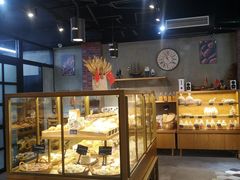 面包甜点陈列柜-啊噗吐呦现场烘焙(麦凯乐店)