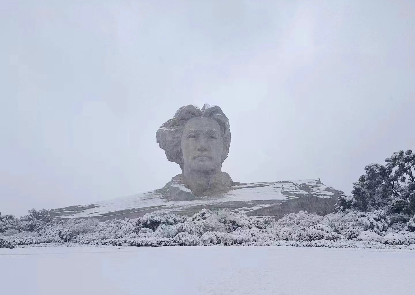 岳麓山的雪景的诗图片