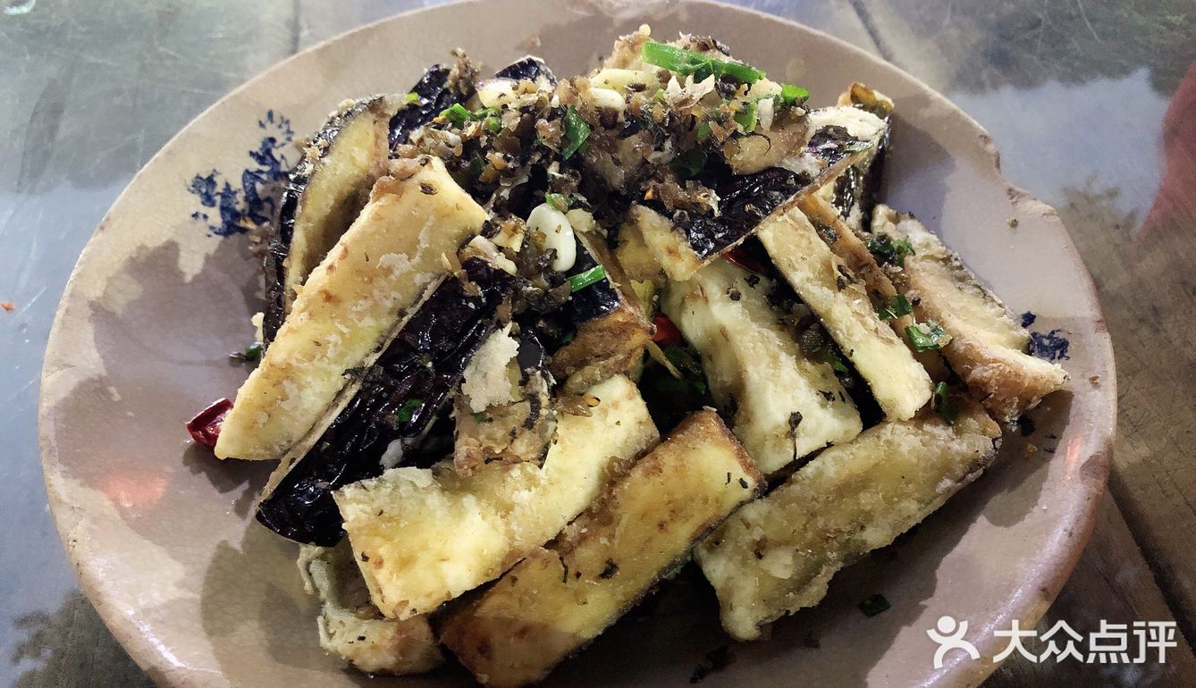 进门吧台就点菜，两个人点了3个菜，老板就很实诚地说