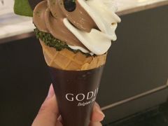 抹茶双色软冰淇淋-GODIVA(王府井apm店)
