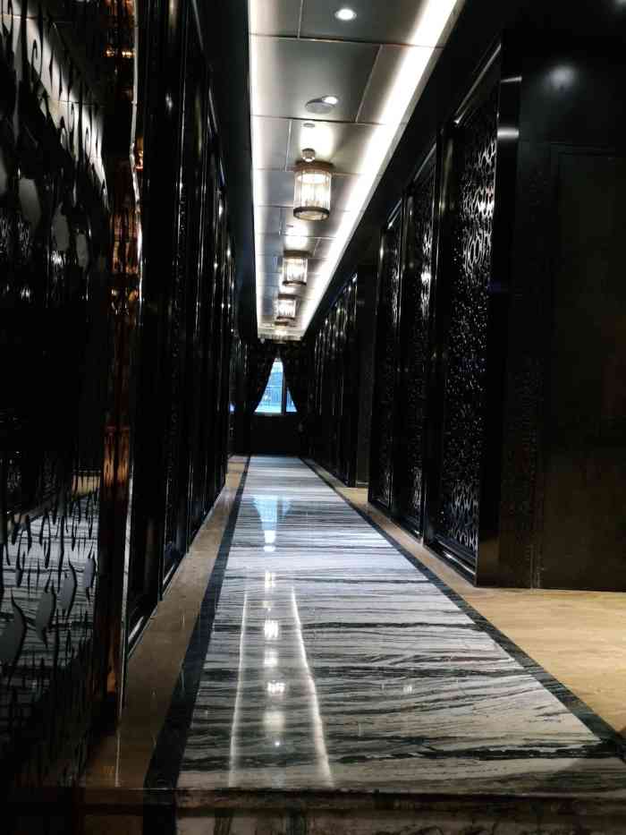 西湖银峰-"跟爸妈在黄河边遛弯路过就进去吃了,大厅人.