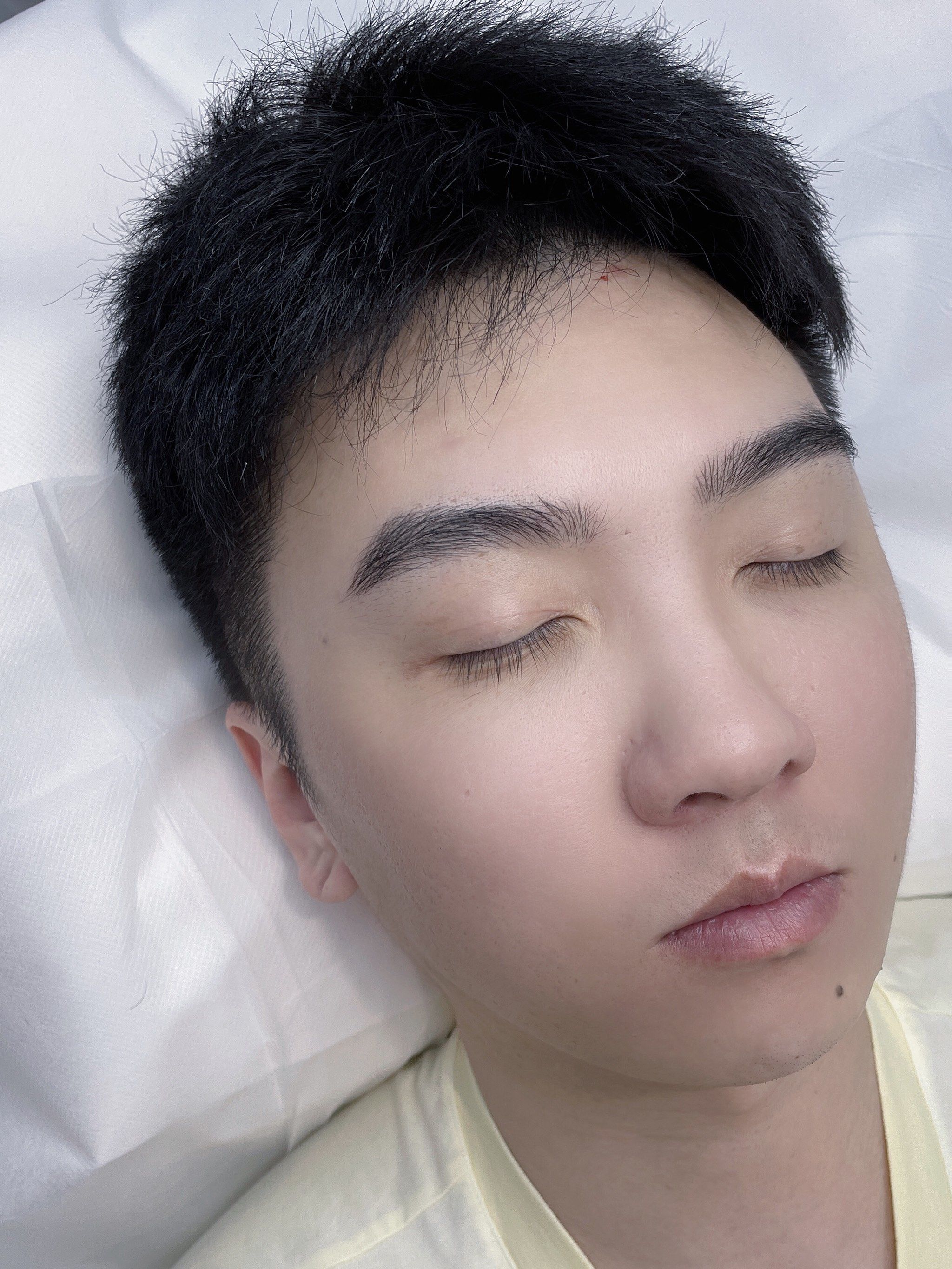 n男士纹眉更加注重线条自然感
纹完自信的笑容更加猖狂
谁见了