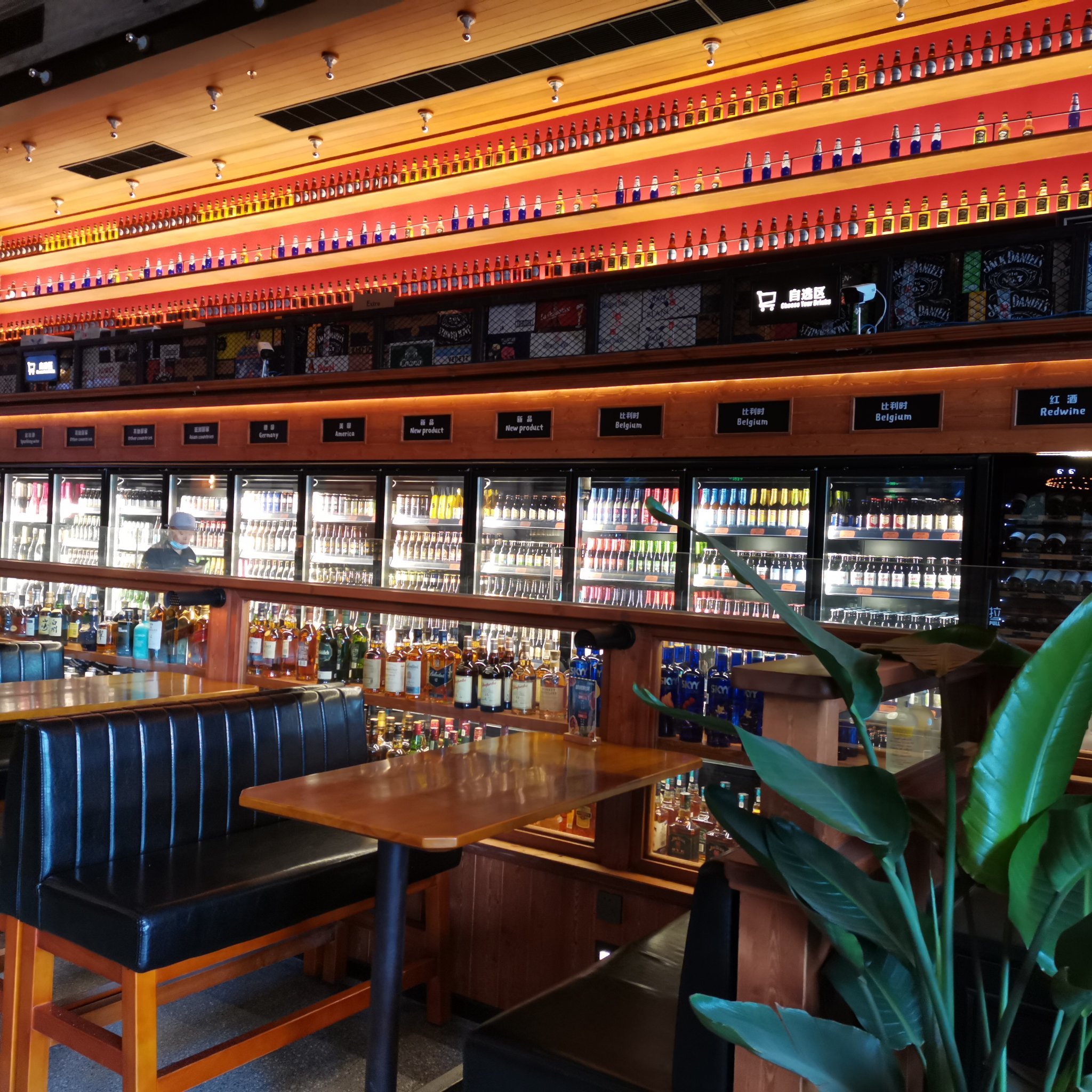 该店位于北滨路鎏嘉码头,位置很好风景不错