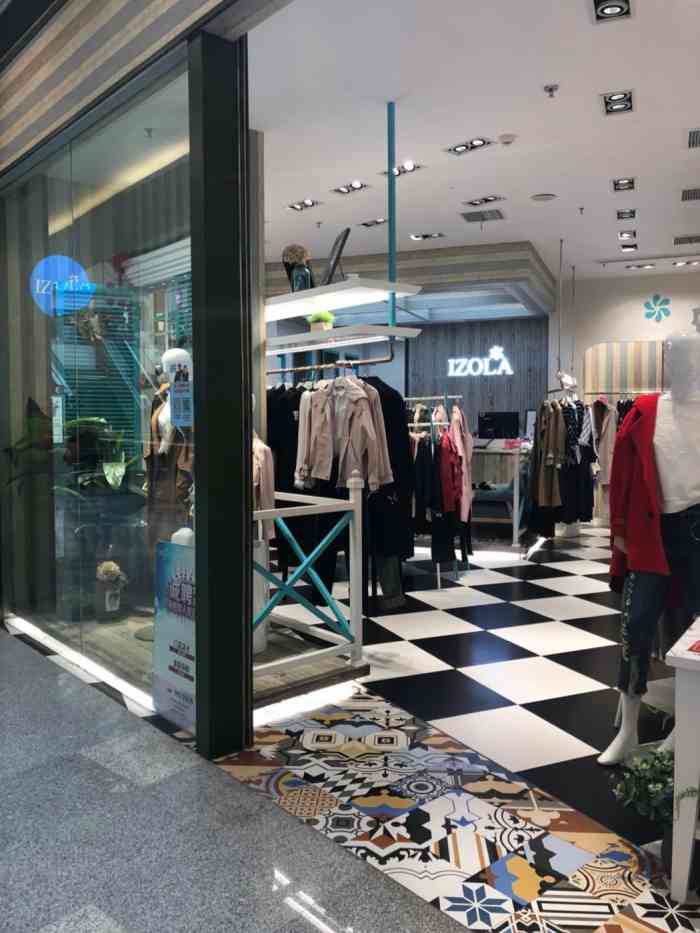 "lzola"是著名的女装品牌店,位于无锡市清扬路39号家乐福超市一楼,距