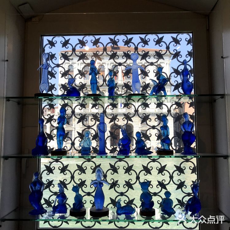 从佛罗伦萨坐火车去威尼斯，经过一座很长的海上大桥抵达