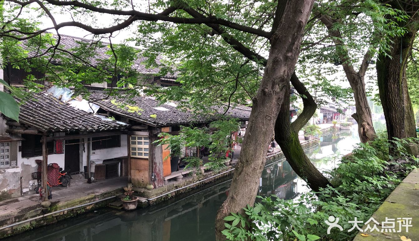 位于黄酒博物馆附近，环城北路上，无意间在那边停了下车