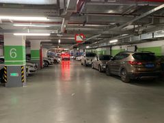 -绿地缤纷城-停车场