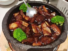 石锅葱烧海参-山东宾馆·齐鲁苑餐厅