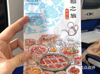 在飞机上画垃圾袋，空姐又送了我一大叠…