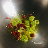 沥干水份，葱段、树椒切段、肉丁备用