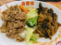 牛肉菌菇双拼饭-吉野家(成都时代奥莱店)
