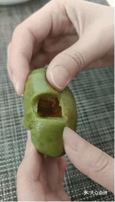 大呼满足。肉松与咸蛋黄在齿颊之间完美结合