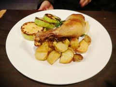 香烤鸡腿配小土豆及色拉-THE PRESS(复旦大学店)