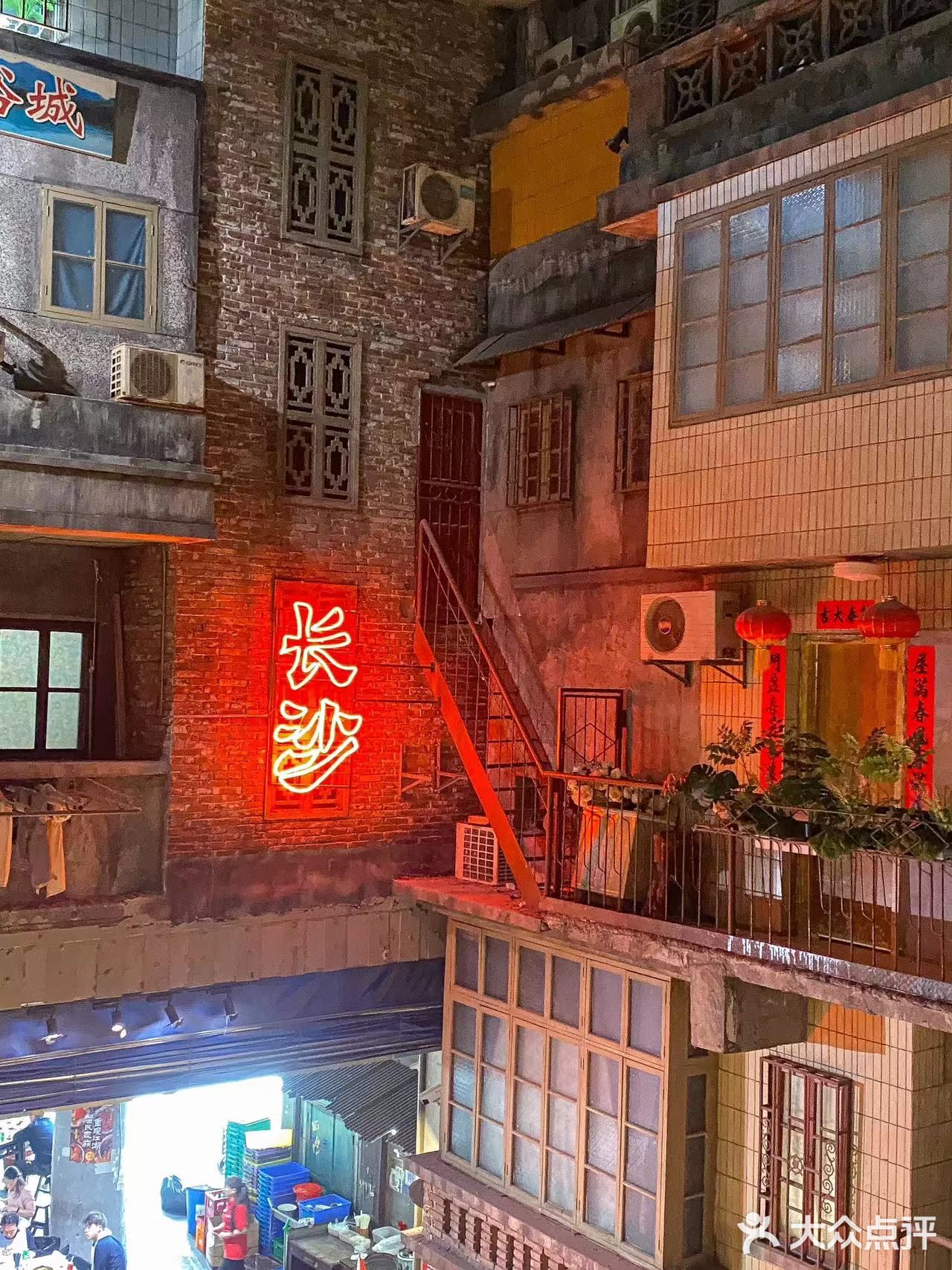 这里有长沙最丰富的小吃，藤椒大闸蟹入味