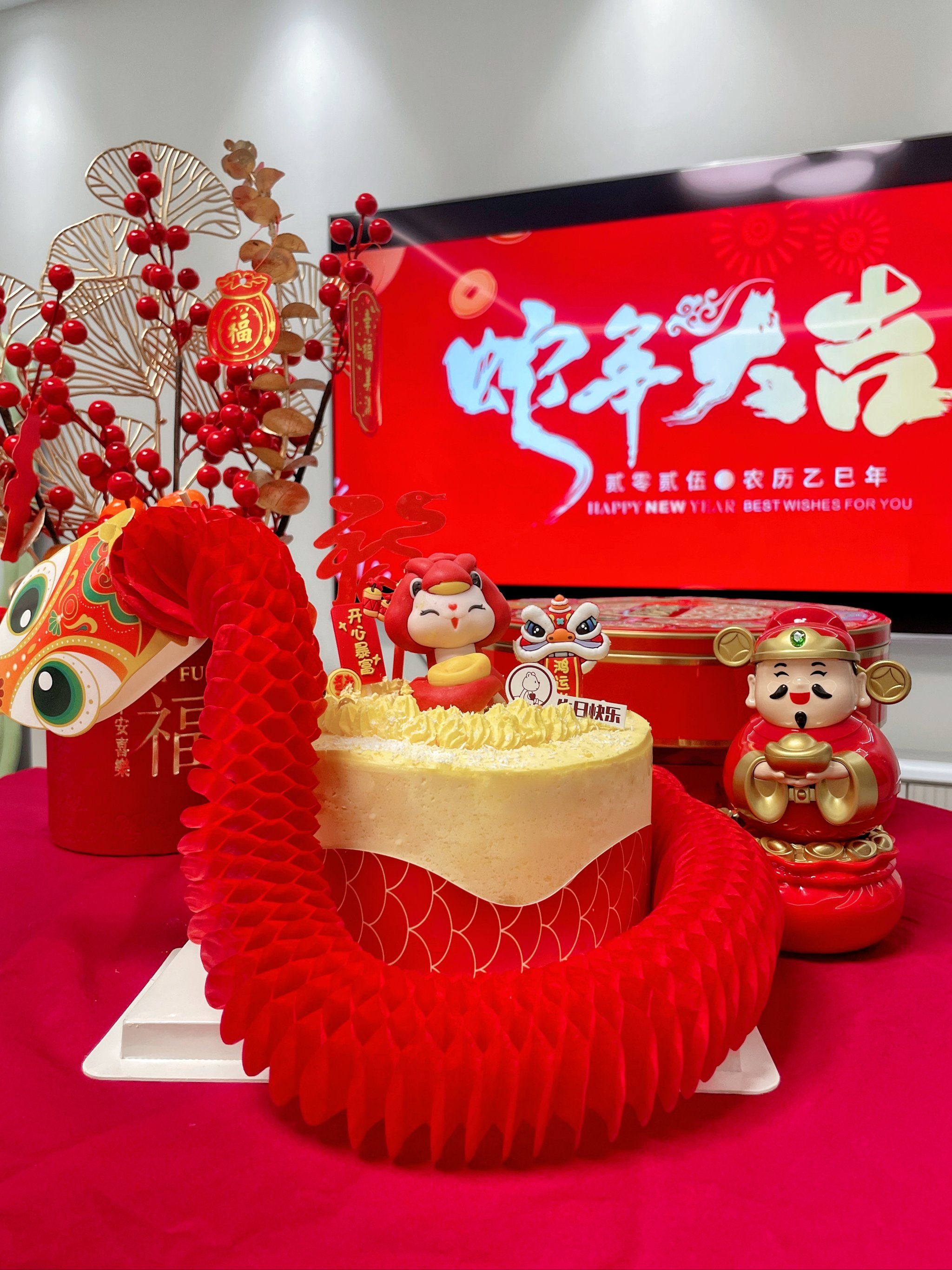cakeboss家的蛇年生日蛋糕!红彤彤哒,看着就很喜庆,春节的氛围感满满!