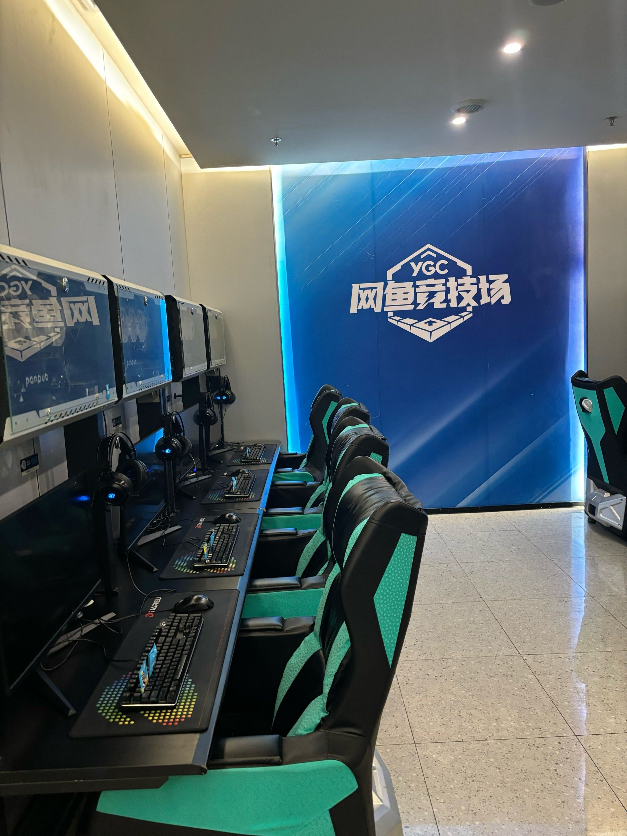 踏入网鱼网咖磁器口店,一股浓郁的现代时尚