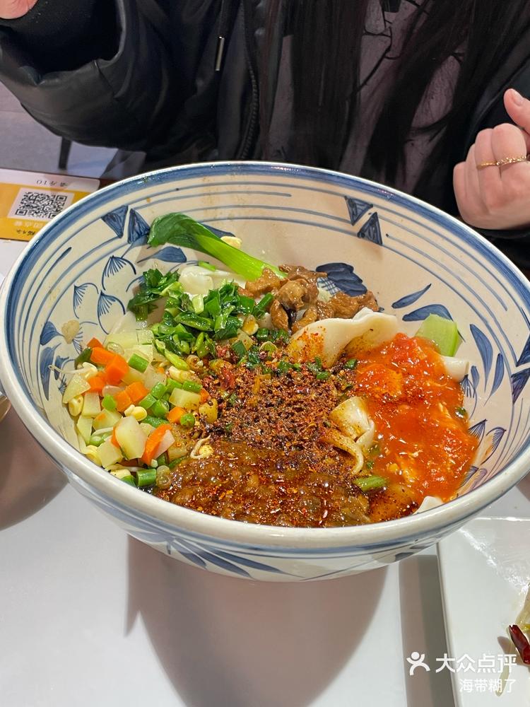 陪外地朋友吃面90猫耳朵老碗面这比脸大的碗着实惊喜住了三个女娃点