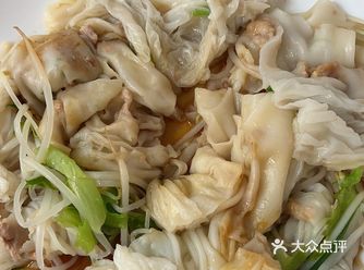 中午下班没有吃饭，吃了蛤地市场里面的一家肉肠 