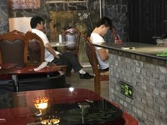 餐厅内吸烟的厨师 服务员-北京美神宫艺术主题温泉酒店