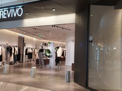 -URBAN REVIVO(高德置地广场·春广场店)