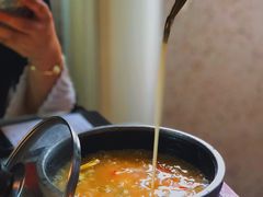 招牌小龙虾红汤泡饭-蜜桃花开·中西融合菜E&W(南长街店)