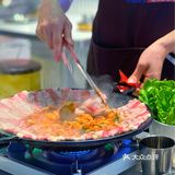 满满一大锅两个女孩子都吃不完😋😋