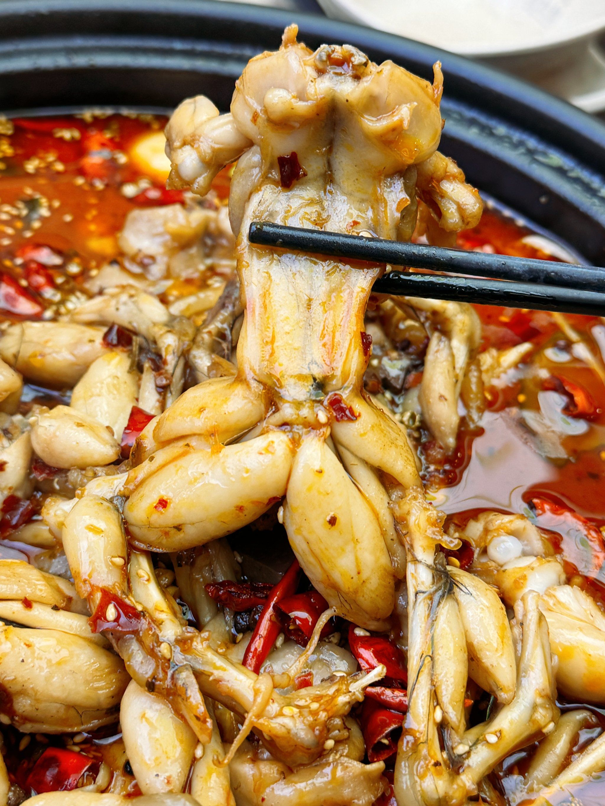 n🐸微麻辣牛蛙锅
美味需要等待20分钟,满满一个大锅上来,白嫩的