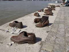 -多瑙河畔鞋履雕塑