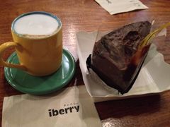 玛奇朵和巧克力蛋糕-莓园冰淇淋店