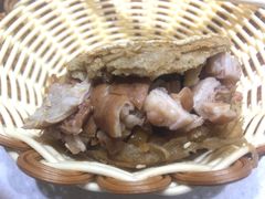 烧饼夹肠头-肠王卤煮(西单食宝街店)