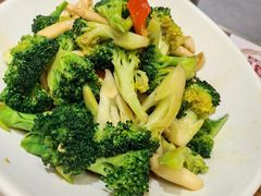 拍蒜香炒西兰花-北李妈妈菜·虾爬子大锅贴(贵和店)