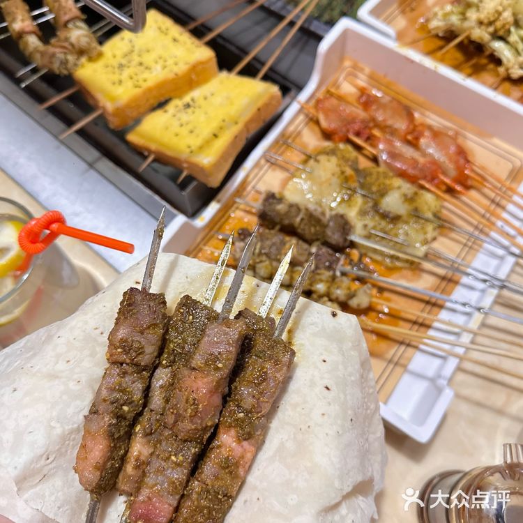 二十多年的老店了，店名叫大佬陈羊肉串，他家的口号就是