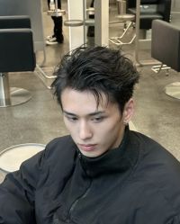 -一家只做男发烫染的店