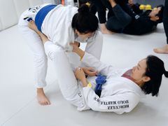 -菠萝格斗巴西柔术训练馆