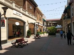 -王府井奥莱临潼小镇(临潼店)