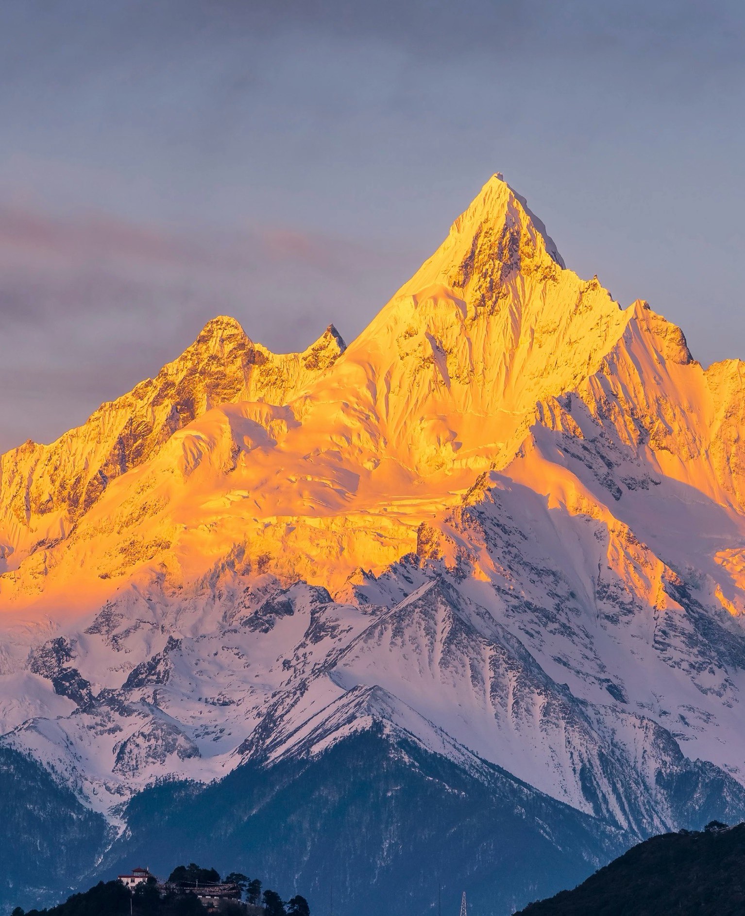 傍晚时分的雪山旅行