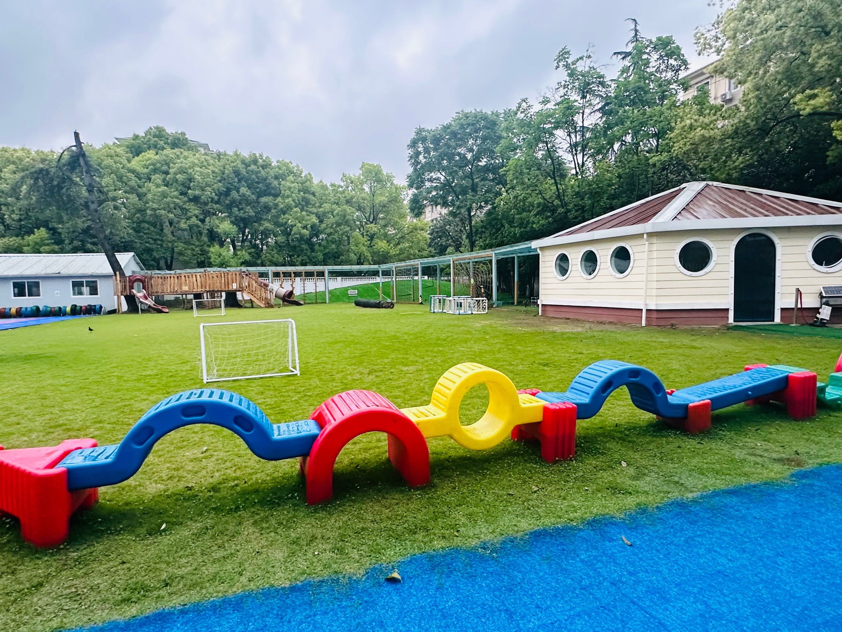 市区里独一无二的真实草坪的幼儿园