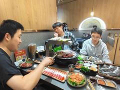 -围炉肉舍•炭烤活鳗•丹东海鲜烤肉(步行街店)