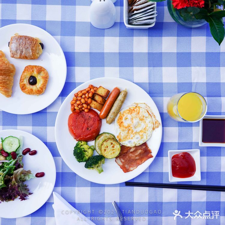 【这家武汉花园自助早餐，湖边樱花风景绝了】在武汉的度假酒店很