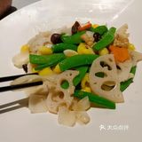 芋头吸油让肉不是那么腻，芋头中也有肉的味道