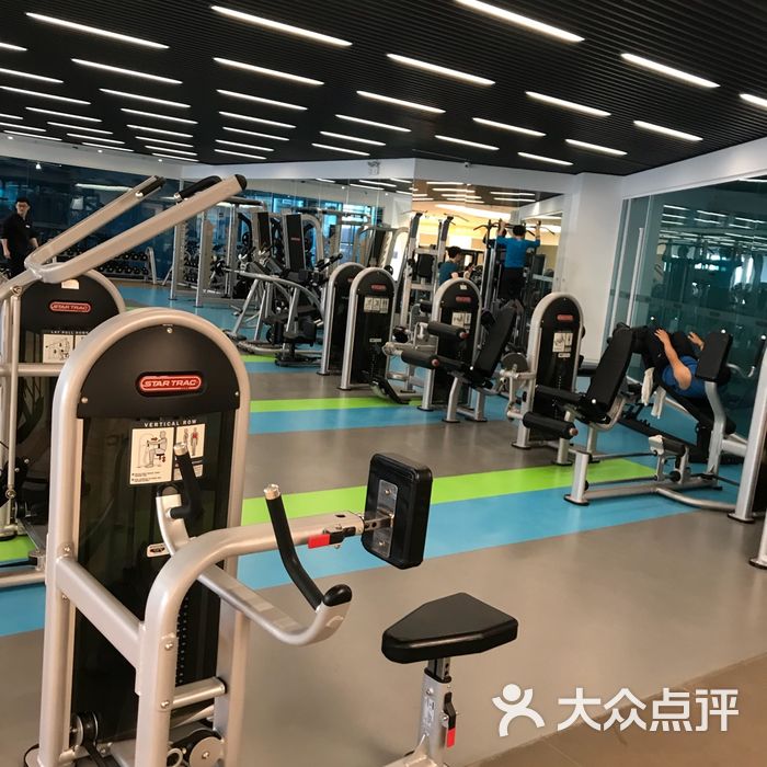 银吉姆·英派斯健身俱乐部