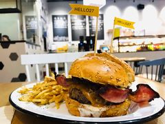 经典牛肉汉堡-HELLO 27 意面·沙拉·帕尼尼