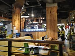 大堂-洪氏嗨捞·广东猪肚鸡·椰子鸡火锅(西咸万象城店)