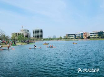 漂亮的森兰湖体育公园~由桨板、皮划艇、小帆船组成的“