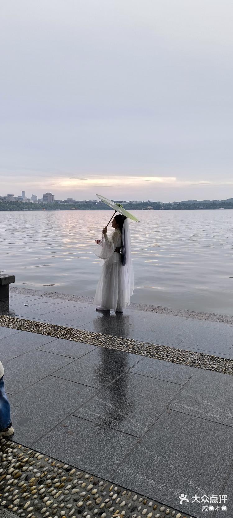 白娘子下雨图片搞笑图片