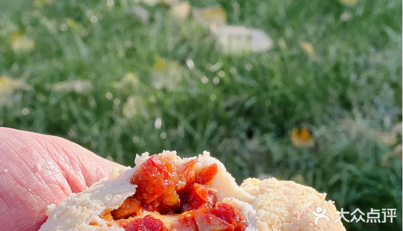 福福饼店家的金牌酥皮菠萝油味道超正的