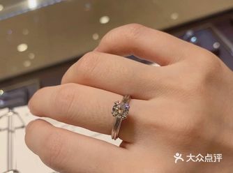爱情让我们 在时光的叠加中变成更好的彼此 两个相爱的
