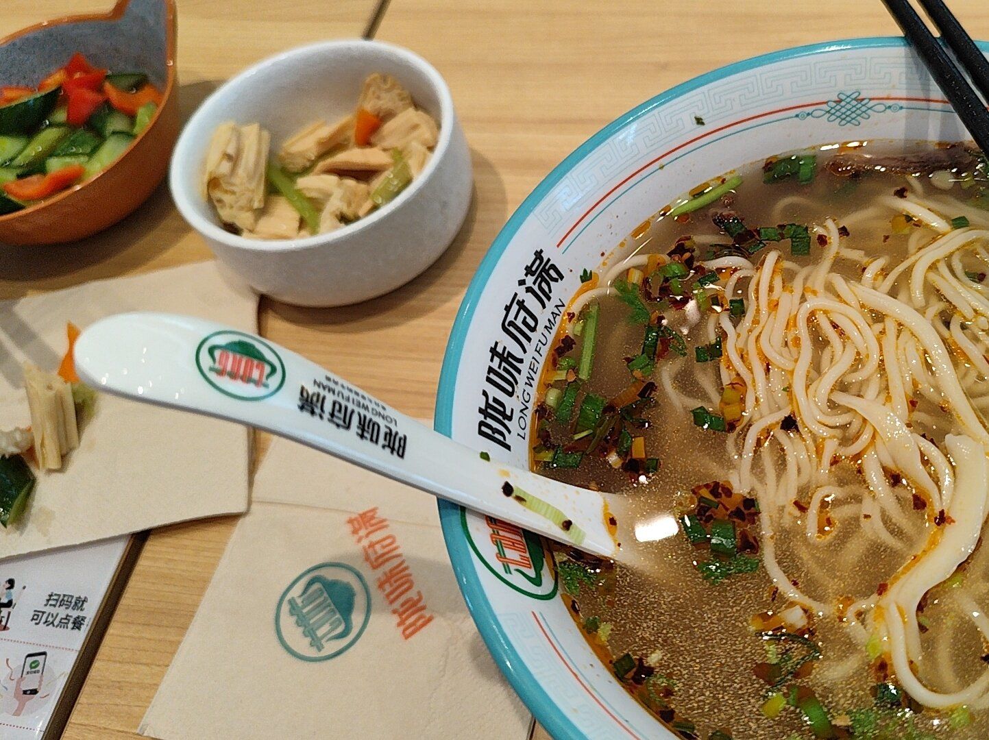 南方人选细面的多.羊肉串,肉夹馍,酱大骨,冰峰,好的很!