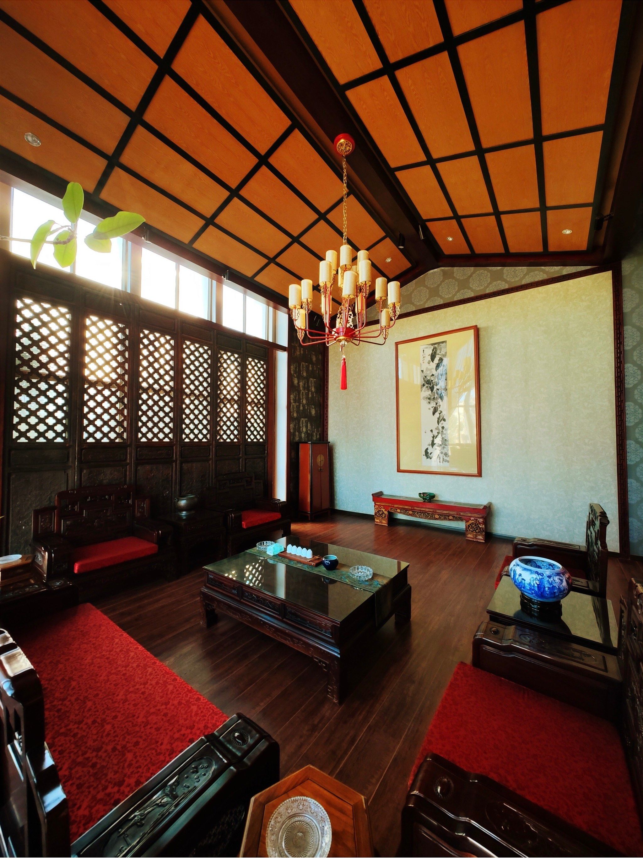 品茶中回甘清甜,看窗外
热闹街市,在安静雅致氛围内享受茶歇,感受